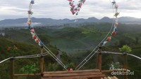 Salah satu spot foto, menara pandang dengan bentuk hati