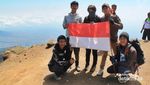 Indahnya Puncak Merbabu Usai Lelah Mendaki