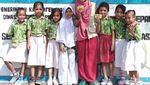 Indahnya Senyum Anak-anak di Pulau Komodo