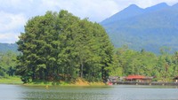 Situ Wanayasa Dengan Pulau Cantik di Tengahnya