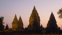 Suasana di Candi Prambanan menjelang malam