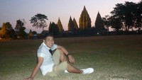 Berpose di depan Candi Prambanan