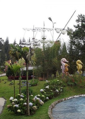 Indahnya Taman Bunga di Mikie Funland Berastagi
