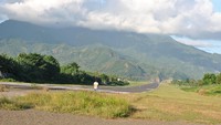 Gunung di ujung runway