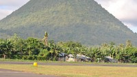 Bukit di sisi landasan