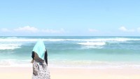 Entah kenapa kebetulan warna jilbab, pantai dan langit yang