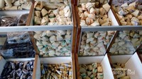Panganan khas Garut ini diletakkan dalam kotak kaca dan pembeli bebas memilih mana yang akan dibeli.