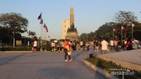 Suasana Rizal Park pada suatu sore.