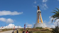Patung Bunda Maria di Batangas dengan pemandangan laut yang indah.