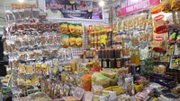 Aneka makanan yang bisa dijadikan oleh-oleh tersedia di Grenhills shopping centre.
