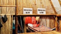 Kehabisan kursi? Sewa tikar saja