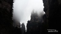 Kabut menambah keheningan di Huangshizhai