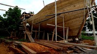 Pembuatan kapal kayu dipinggir Pantai Panamboang