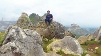 Bergaya di Atas Batu Besar di Stone Garden