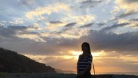 Pantai di Kecamatan Alor Timur Laut. Pulau Alor dikenal dengan keindahan baharinya. Banyak pantai bagus yang dapat kamu jadikan tempat untuk melihat indahnya kombinasi warna langit di sore hari,salah satunya pantai di sepanjang jalan
