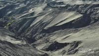 Gundukan Pasir di Kawah Bromo