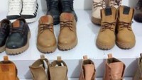 Aneka macam boots yang ada di warehouse.