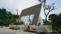 Pemandangan kapel dari sisi kolam renang.