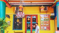 Salah satu restoran di Little India yang penuh warna