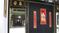 Keadaan di dalam gedung yang kosong , hanya terdapat hiasan - hiasan di setiap dindingnya.