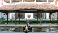 Kolam yang sejuk terdapat di bagian belakang gedung ini , lengkap dengan ikan dna air mancur kecil.