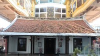 Gedung Candranya yang terjepit diantara megahnya bangunan hotel dan apartemen.