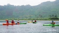 Wisatawan asik bermain kayak mengitari telaga