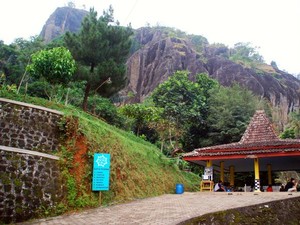 Ini Baru Beda, Buka Puasa di Atas Gunung Api Purba