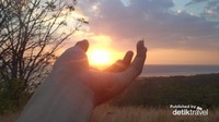Keindahan sunset seakan dalam genggaman tangan