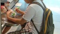 Pengunjung yang sedang menggambar kemasan Cup Noodle-nya