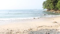 Pasir pantai putih dan air laut yang jernih
