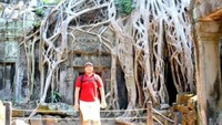 Berfoto di depan candi