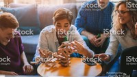 Bermain games bersama keluarga di rumah.Sumber : istockphoto.com