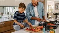 Memasak bersama keluarga.Sumber : istockphoto.com
