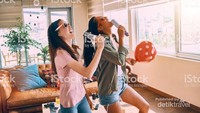 Karaoke di rumah bersama keluarga.Sumber : istockphoto.com
