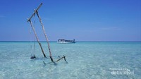 Geleang, pantai berpasir putih lembut dan beningnya air laut