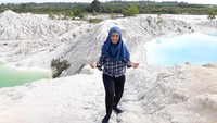 Jika beruntung dengan cuaca cerah, danau akan terlihat  memiliki 2 warna.
