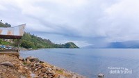Danau Toba saat berkabut.