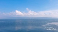 Danau Toba di siang yang cerah.