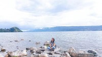 Danau Toba dikelilingi perbukitan yang asri.