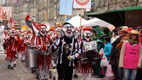 Kostum unik (Foto: Budiman/KBRI Bern)