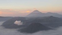 Bromo, Gunung Batok, dan Semeru dalam balutan kabut (dok.  Widiarto Dwi Pracoyo/dTraveler)