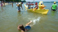 Parade Perahu Kertas Oxford, Inggris (sumber: Amusing Planet)