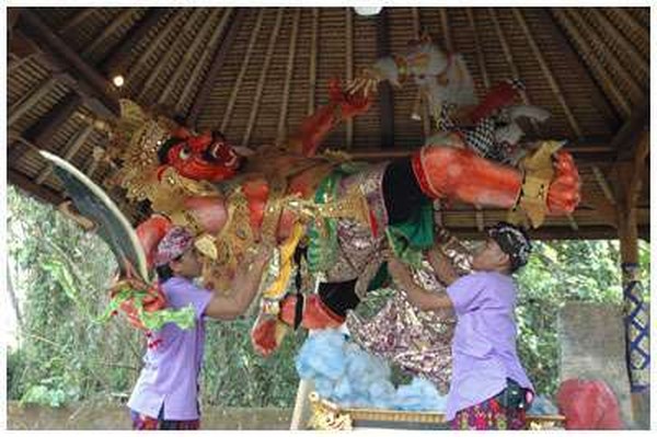 Pembuatan ogoh-ogoh (www.baliclassiccenter.com)