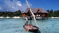 Asyiknya bersantai di atas perahu bersama pasangan di perairan Meeru Island (maldiveisle.com)