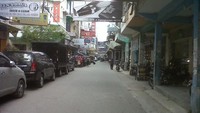 Jalan Palangkaraya, terdapat juga toko-toko tas branded.