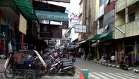 Kawasan Pajak Ikan Lama yang menjual aneka fashion dan kain.