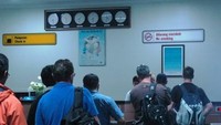 Antrian calon penumpang di Bandara Mozes Kilangin, Timika