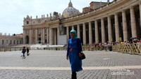 Di depan St Peter Basilica