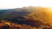 Sunrise dari puncak bukit